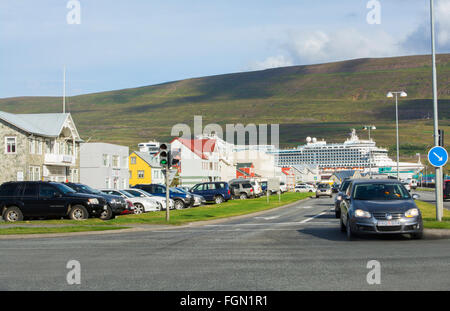 L'Islande Akureyri centre-ville centre de la deuxième plus grande ville et le trafic des navires de croisière en arrière-plan Rue Glerargata Banque D'Images