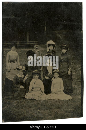 Vers 1860 photographie ferrotype, inhabituelle à l'extérieur photo de famille, avec un homme, six femmes et deux filles. SOURCE : IMAGE FERROTYPE ORIGINAL. Banque D'Images