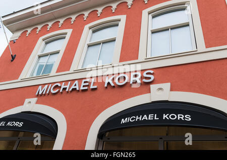 Roermond, Pays-Bas - 14 juillet 2015 : de l'extérieur d'un Michael Kors boutique dans les concepteurs de Roermond Outlet. Michael Kors est un New Y Banque D'Images