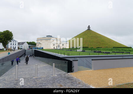 Waterloo, Belgique - le 13 juillet 2015 : Unknows visiteurs à l'entrée du mémorial de Waterloo Banque D'Images