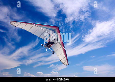 Motorizedr vol en parapente dans le ciel bleu Banque D'Images