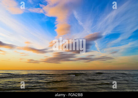 Seascape avec de superbes formations de nuages stratus au coucher du soleil sur la mer Baltique. La Baie de Gdansk, occidentale, dans le nord de la Pologne. Banque D'Images