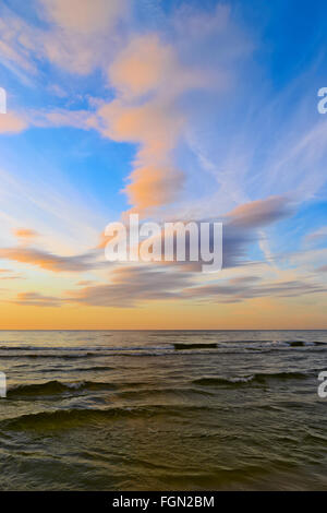 Seascape avec de superbes formations de nuages stratus au coucher du soleil sur la mer Baltique. La Baie de Gdansk, occidentale, dans le nord de la Pologne. Banque D'Images