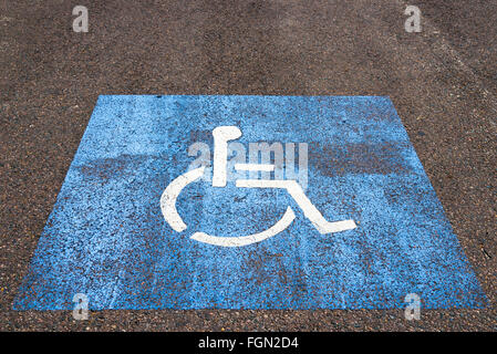 Espace de stationnement réservés aux personnes handicapées sur les consommateurs de l'asphalte sur parking Banque D'Images