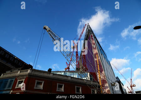 Grues sur Victoria Circle site de construction, Victoria, London, England UK Banque D'Images