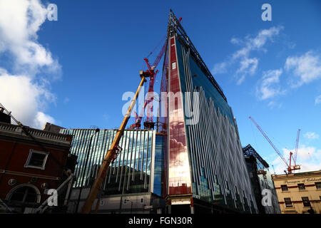 Grues sur Victoria Circle site de construction, Victoria, London, England UK Banque D'Images