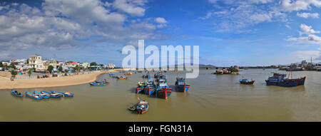 Bateaux de pêche au port de Nha Trang, Vietnam. Vue panoramique Banque D'Images