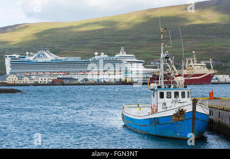 L'Islande Akureyri centre-ville centre de la deuxième plus grande ville de l'observation des baleines et des navires de croisière navires au port Banque D'Images