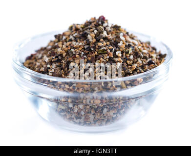 Grains de poivre concassés avec différentes épices et sel isolé sur fond blanc Banque D'Images