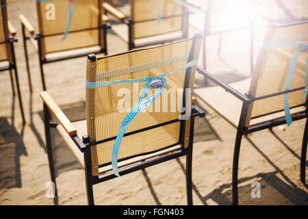 Réception de Mariage sur une plage, des décorations en papier. Jour d'été ensoleillé. Banque D'Images