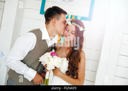 Moment d'émotion du jour de mariage. Beau couple. Groom Kissing son épouse. Banque D'Images