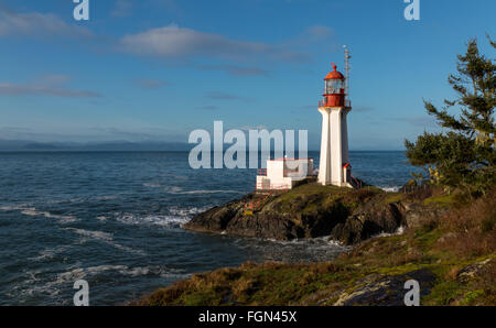 Shearingham phare sur l'île de Vancouver, Colombie-Britannique Canada comme des vagues de l'océan Pacifique rouler à terre. Banque D'Images