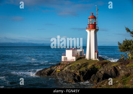 Shearingham phare sur l'île de Vancouver, Colombie-Britannique Canada comme des vagues de l'océan Pacifique rouler à terre. Banque D'Images