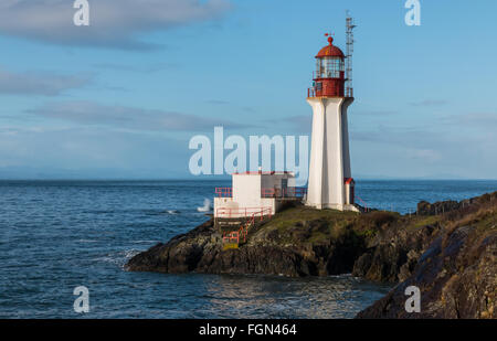 Shearingham phare sur l'île de Vancouver, Colombie-Britannique Canada comme des vagues de l'océan Pacifique rouler à terre. Banque D'Images