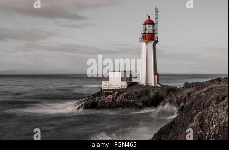 Noir et blanc avec les caractéristiques et une longue exposition d'un phare sur l'île de Vancouver, Colombie-Britannique, Canada. Banque D'Images