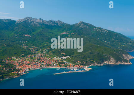 L'Italie, la Toscane, l'île d'Elbe et Marciana Marina (vue aérienne) // Italie, Toscane, l'île d'Elbe, Marciana Marin (vue aerienne) Banque D'Images