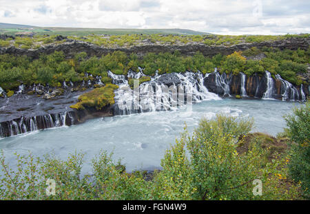 L'Islande lave Hraunfossar tombe dans la vallée de Reykholt dans l'ouest de l'Islande de nombreuses chutes le long de la falaise de Langjökull glacier Banque D'Images