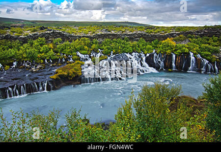 L'Islande lave Hraunfossar tombe dans la vallée de Reykholt dans l'ouest de l'Islande de nombreuses chutes le long de la falaise de Langjökull glacier Banque D'Images