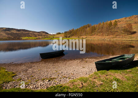 Watendlath Tarn dans le Parc National du Lake District, situé en hauteur dans les collines au-dessus de Borrowdale et Derwent Water. Banque D'Images