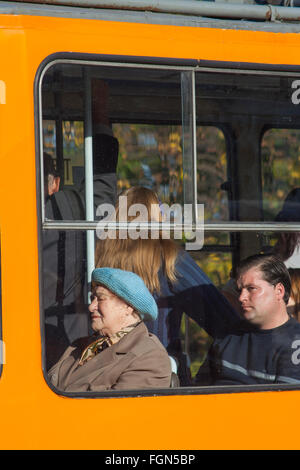 Passagers à bord d'un vieux tram en centre-ville, Tallinn, Estonie Banque D'Images