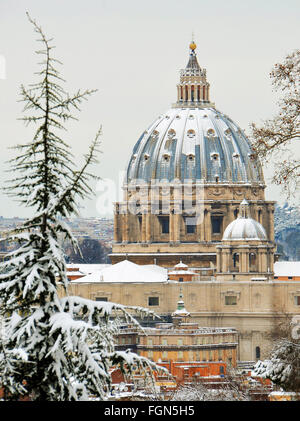 Panorama de la basilique Saint Pierre sous la neige ,Rome,Italie Banque D'Images