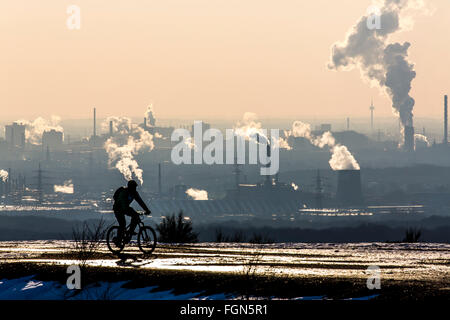 Du vélo de montagne sur coincé pile Haniel, à Bottrop, Allemagne, toits de Duisburg steelworks salon, Banque D'Images