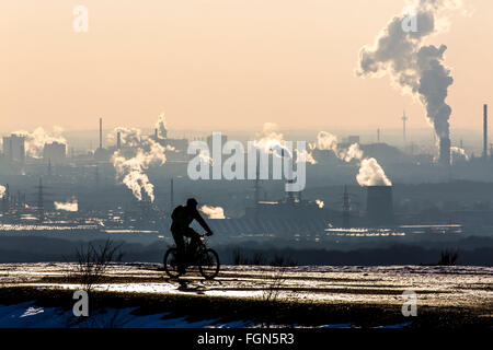 Du vélo de montagne sur coincé pile Haniel, à Bottrop, Allemagne, toits de Duisburg steelworks salon, Banque D'Images