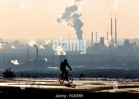 Du vélo de montagne sur coincé pile Haniel, à Bottrop, Allemagne, toits de Duisburg steelworks salon, Banque D'Images