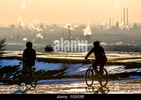 Du vélo de montagne sur coincé pile Haniel, à Bottrop, Allemagne, toits de Duisburg steelworks salon, Banque D'Images