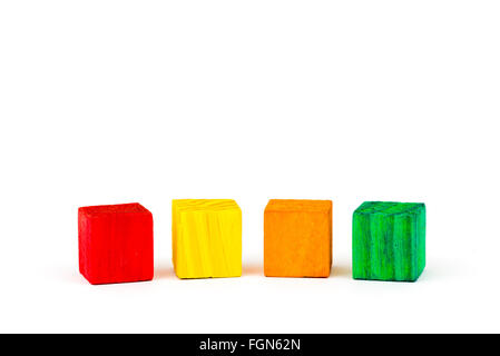 Quatre blocs de couleur en bois jouet isolé sur fond blanc, copie espace disponible sur le droit Banque D'Images