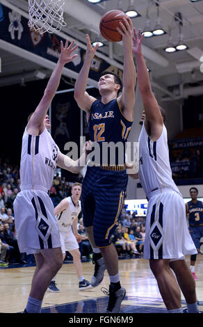 Washington, DC, USA. Feb 21, 2016. 20160221 - La salle de l'avant YEVGEN SAKHNIUK (12) Résultats entre George Washington l'avant TYLER CAVANAUGH (34), à gauche, et George Washington de l'avant KEVIN LARSEN (21) dans la première moitié au Smith Center à Washington. © Chuck Myers/ZUMA/Alamy Fil Live News Banque D'Images