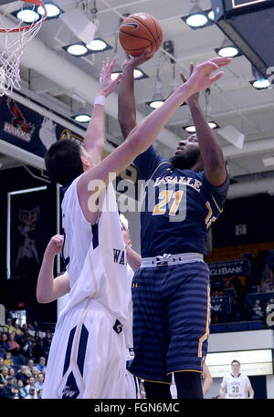 Washington, DC, USA. Feb 21, 2016. 20160221 - La Salle guard JORDAN : (21) sur l'avant George Washington YUTA WATANABE (12) dans la première moitié au Smith Center à Washington. © Chuck Myers/ZUMA/Alamy Fil Live News Banque D'Images