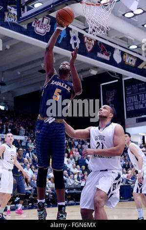 Washington, DC, USA. Feb 21, 2016. 20160221 - La salle de l'avant TONY WASHINGTON (5) marque contre George Washington de l'avant KEVIN LARSEN (21) dans la première moitié au Smith Center à Washington. © Chuck Myers/ZUMA/Alamy Fil Live News Banque D'Images