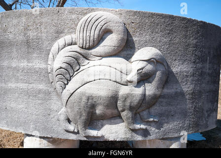 L'une des nombreuses pièces d'art bas relief sauvés des bâtiments historique de Toronto au motif de la Guild Inn en Ontario Canada Banque D'Images