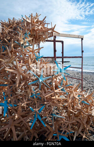 Une plate-forme de baignade est utilisé pour créer une sculpture interactive intitulée 'flow' pour une plage de Toronto hiver art de la concurrence. Banque D'Images