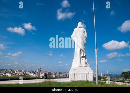 Touristes sur le terrain de Cristo de la Habana 'Christ de la Havane' une statue de 20 mètres surplombant le port de la Havane. Banque D'Images