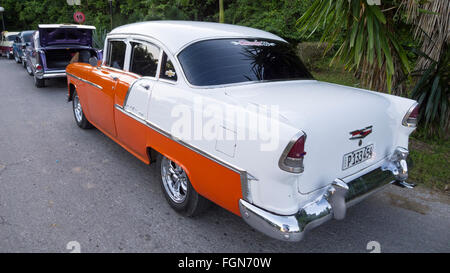 Une vieille Chevrolet 1955 American taxi dans une ligne pour aller chercher les touristes à l'extérieur d'un complexe à Cuba Banque D'Images