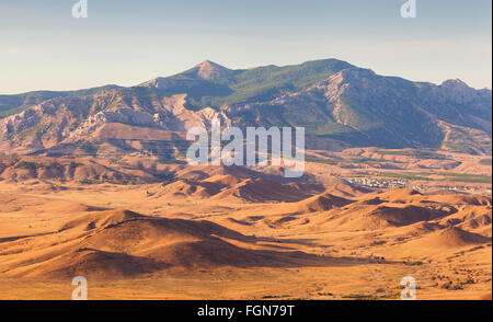 Très belle vue sur la vallée de montagne avec ciel bleu au coucher du soleil en été. Nature Paysage Banque D'Images