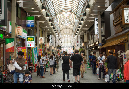 Tokyo Japon shopping centre à l'intérieur avec les habitants sur rue dans le quartier d'Asakusa sur la rue des boutiques et Kanon Banque D'Images