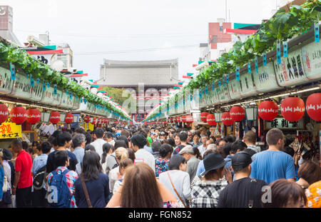 Tokyo Japon shopping centre à l'intérieur avec les habitants sur rue dans le quartier d'Asakusa sur la rue des boutiques et Kanon Banque D'Images