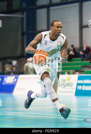 Manchester, UK, 21 février, 2016. London Lions contre Manchester Giants à Manchester. Les Lions gagner 86-67. Alex Owumi des lions avec la balle. copyright Carol Moir/Alamy Live News. Banque D'Images