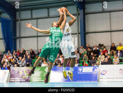 Manchester, UK, 21 février, 2016. London Lions contre Manchester Giants à Manchester. Les Lions gagner 86-67. Les Lions de Londres' Demond Watt saute pour marquer. copyright Carol Moir/Alamy Live News. Banque D'Images