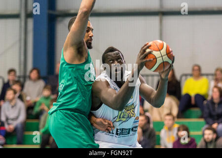 Manchester, UK, 21 février, 2016. London Lions contre Manchester Giants à Manchester. Les Lions gagner 86-67. Le capitaine des lions Joe Ikhinmwin avec la balle. copyright Carol Moir/Alamy Live News. Banque D'Images