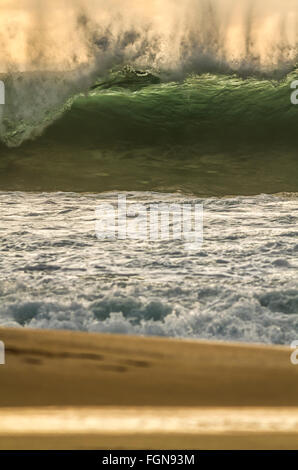 Big dans Banzai Pipeline pendant le coucher du soleil Banque D'Images