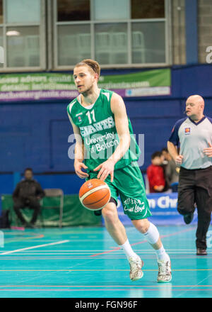 Manchester, UK, 21 février, 2016. London Lions contre Manchester Giants à Manchester. Les Lions gagner 86-67. Nathan du géant Schall. copyright Carol Moir/Alamy Live News. Banque D'Images