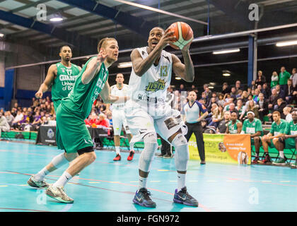 Manchester, UK, 21 février, 2016. London Lions contre Manchester Giants à Manchester. Les Lions de Londres' Alex Owumi avec la balle. Win 86-67 Lions. copyright Carol Moir/Alamy Live News. Banque D'Images