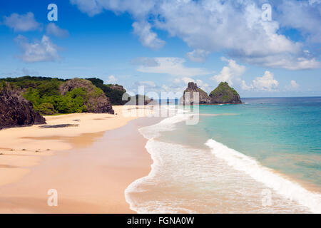 Plage Cacimba do Padre et les roches Dois Irmãos sur Fernando de Noronha Island National Park Banque D'Images