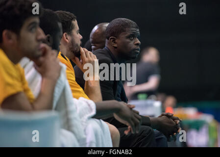 Manchester, Angleterre, 21 février 2016. Lion's Londres vs Manchester Giants à Lucozade Sportsdome. L'entraîneur adjoint des Lions Londres Laurent Irish vérifie le tableau de bord à l'audience. Credit : pmgimaging/Alamy Live News Banque D'Images