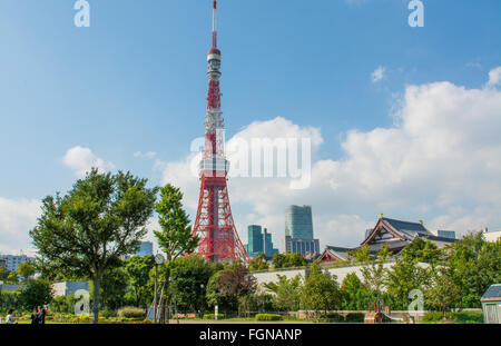 Tokyo Japon scenic de Tour de Tokyo et le Temple Zojo-ji dans le quartier de Shiba, au centre-ville vue sur la ville Banque D'Images