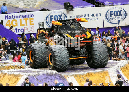 New Orleans, LA, USA. Feb 20, 2016. El Toro Loco monster truck en action au cours de Monster Jam à la Mercedes-Benz Superdome de New Orleans, LA. Stephen Lew/CSM/Alamy Live News Banque D'Images